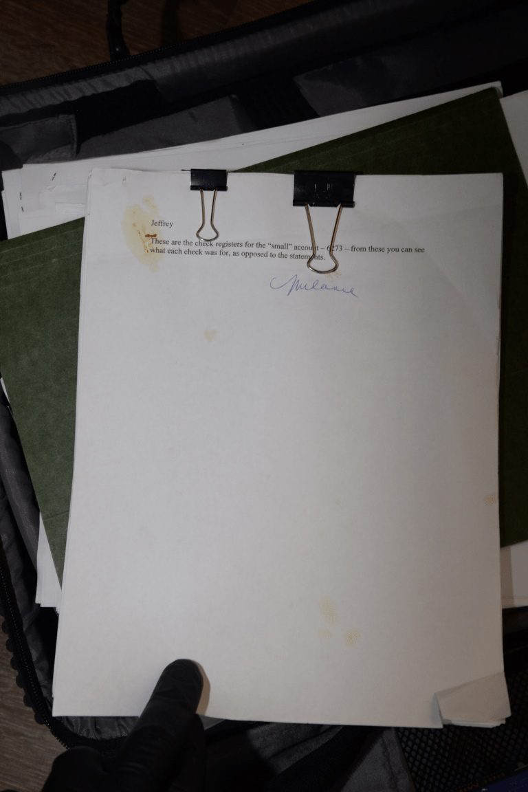 Ein mit Büroklammern gehaltenes Dokument auf einem Stapel weiterer Papiere